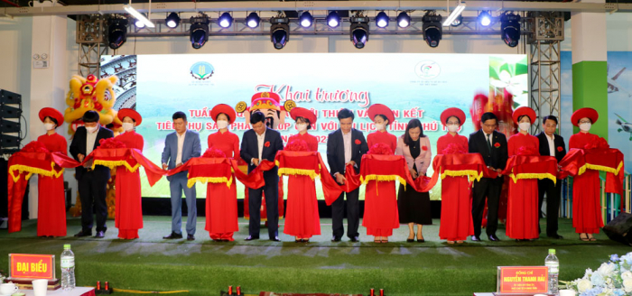 Ph&amp;oacute; Chủ tịch UBND tỉnh Ph&amp;uacute; Thọ- Nguyễn Thanh Hải c&amp;ugrave;ng c&amp;aacute;c đại biểu cắt băng khai trương tuần lễ quảng b&amp;aacute;, giới thiệu v&amp;agrave; li&amp;ecirc;n kết ti&amp;ecirc;u thụ sản phẩm OCOP gắn với du lịch