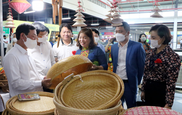 Chủ tịch UBND tỉnh Ph&amp;uacute; Thọ- B&amp;ugrave;i Văn Quang thăm c&amp;aacute;c gian h&amp;agrave;ng tại khu trưng b&amp;agrave;y, giới thiệu sản phẩm OCOP