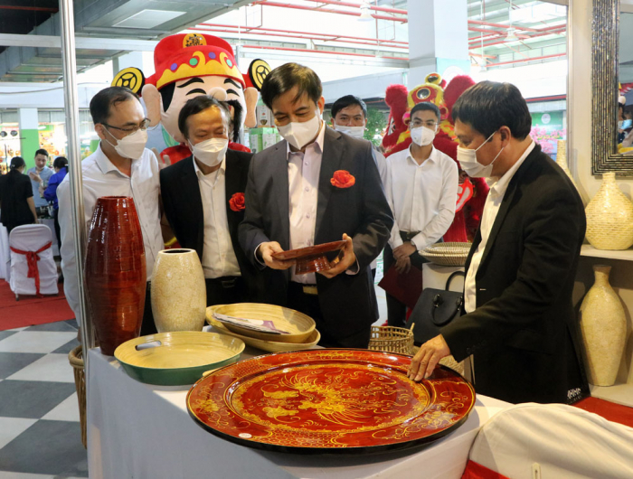 Ph&amp;oacute; Chủ tịch UBND tỉnh- Nguyễn Thanh Hải tham quan gian trưng b&amp;agrave;y sản phẩm OCOP của Hợp t&amp;aacute;c x&amp;atilde; M&amp;acirc;y tre đan Đỗ Xuy&amp;ecirc;n (huyện Thanh Ba)