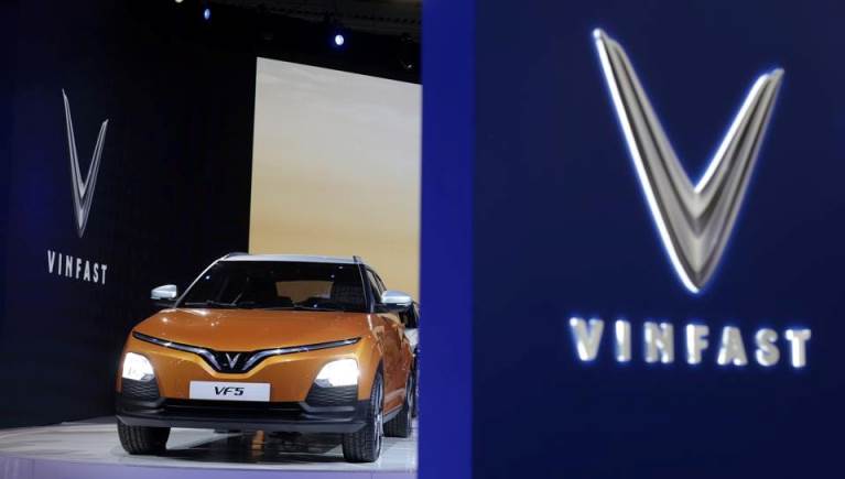 Một chiếc xe điện VinFast VF 5 được trưng b&amp;agrave;y tại gian h&amp;agrave;ng VinFast tại CES 2022 tại Trung t&amp;acirc;m Hội nghị Las Vegas v&amp;agrave;o ng&amp;agrave;y 5 th&amp;aacute;ng 1 năm 2022 ở Las Vegas, Nevada.