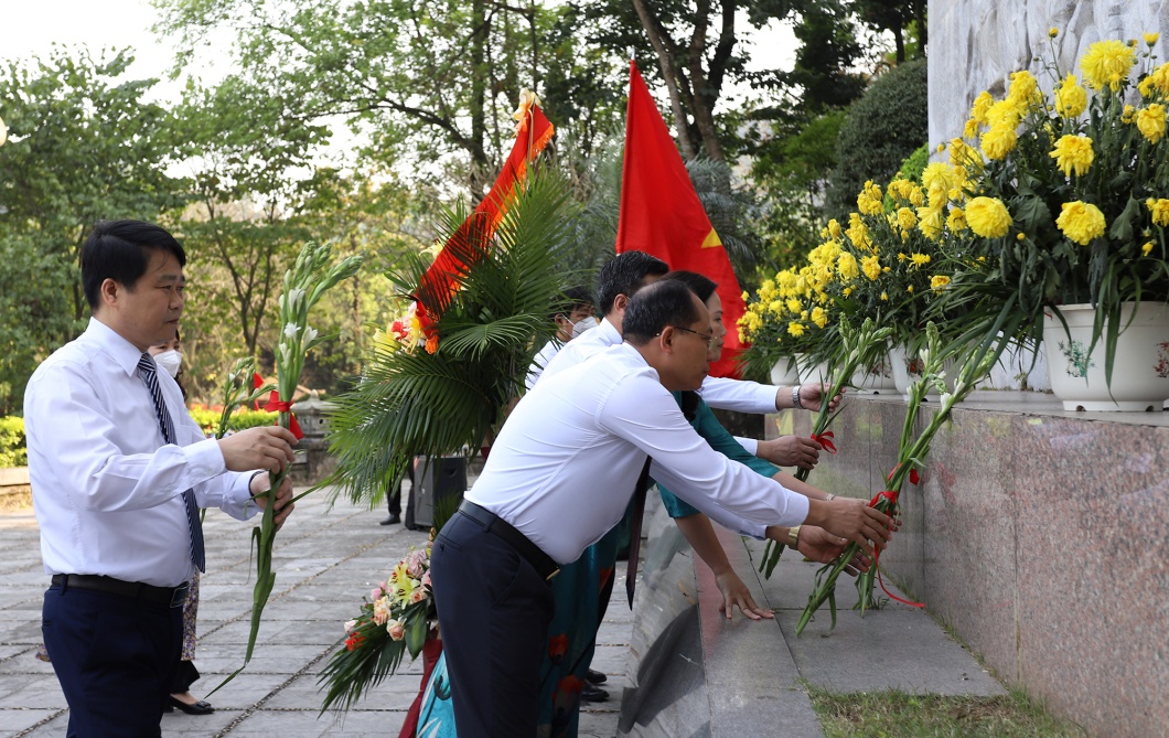 C&amp;aacute;c đại biểu đặt l&amp;atilde;ng hoa hoa tại Bức ph&amp;ugrave; đi&amp;ecirc;u B&amp;aacute;c Hồ n&amp;oacute;i chuyện với Đại đo&amp;agrave;n qu&amp;acirc;n ti&amp;ecirc;n phong