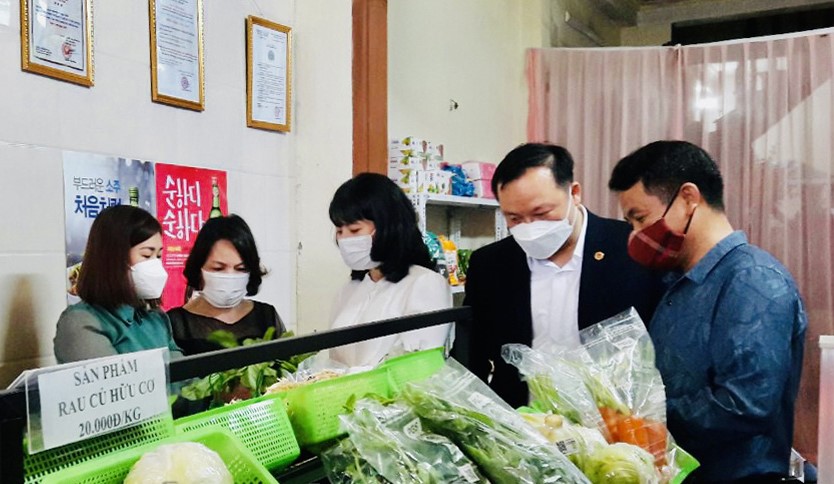 C&amp;aacute;c đại biểu thăm quan một số n&amp;ocirc;ng sản, sản phẩm được b&amp;agrave;y b&amp;aacute;n tại Cửa h&amp;agrave;ng n&amp;ocirc;ng sản, thực phẩm an to&amp;agrave;n Lương Sơn.