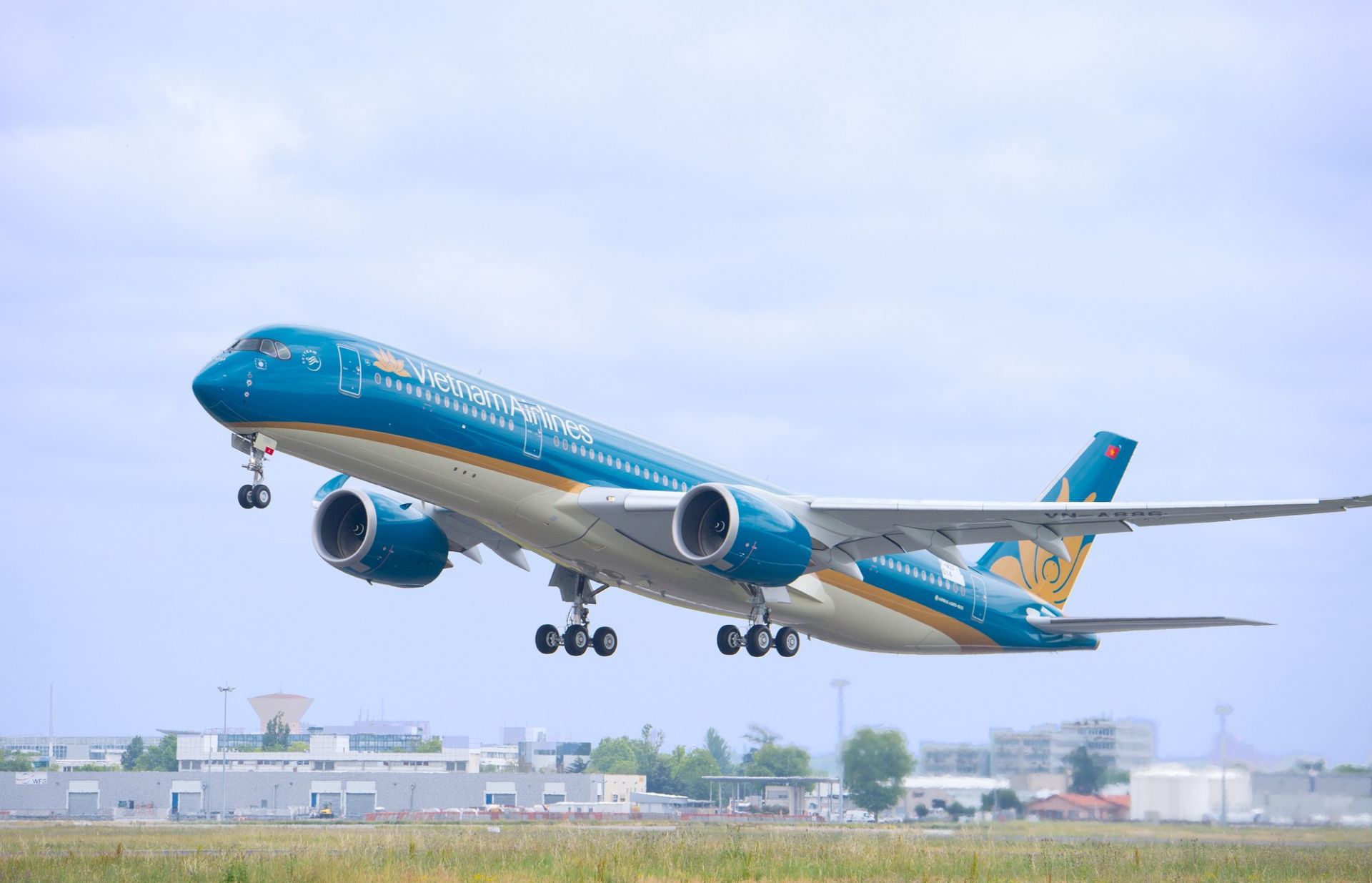 Vietnam Airlines đ&amp;atilde; mở th&amp;ecirc;m đường bay nội địa v&amp;agrave; quốc tế nhằm kh&amp;ocirc;i phục như trước dịch COVID-19