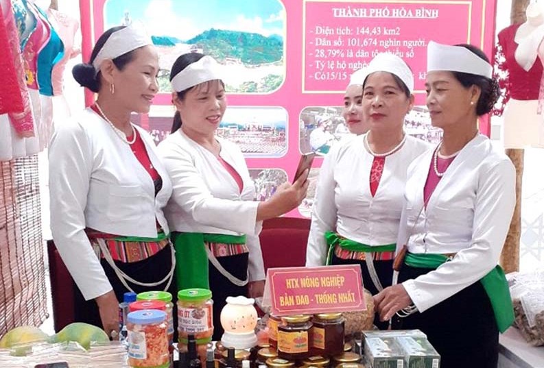 Một số sản phẩm OCOP được tiêu thụ tại cửa hàng nông sản an toàn sông Đà, phường Quỳnh Lâm (TP Hòa Bình). Một số sản phẩm OCOP được tiêu thụ tại cửa hàng nông sản an toàn sông Đà, phường Quỳnh Lâm (TP Hòa Bình).