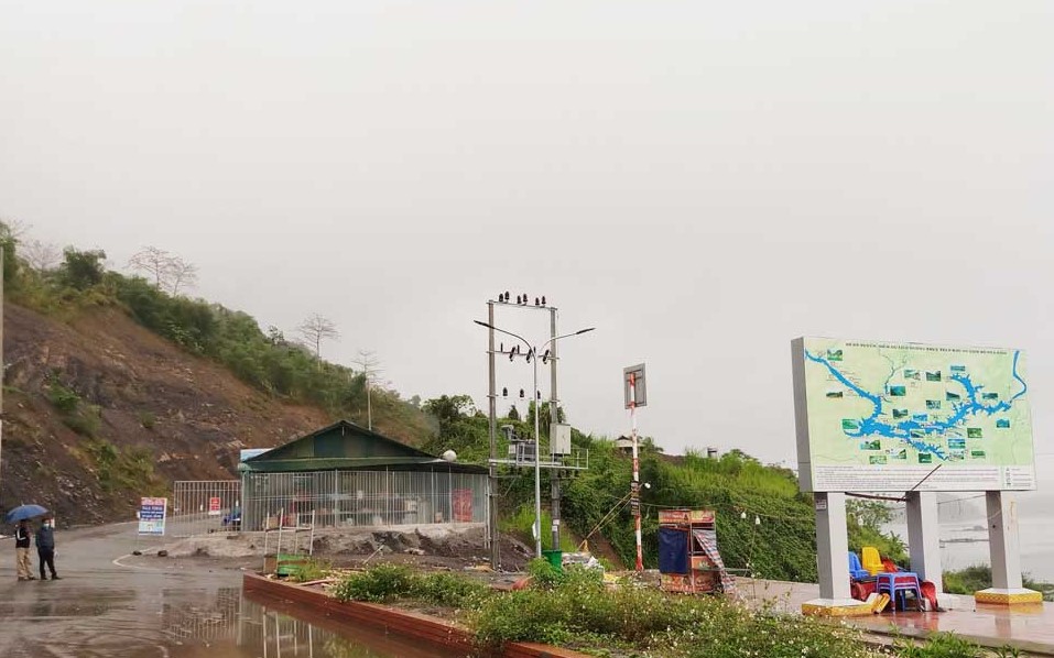 Cảng Ng&amp;ograve;i Hoa tại x&amp;atilde; Suối Hoa (T&amp;acirc;n Lạc) được đầu tư x&amp;acirc;y dựng g&amp;oacute;p phần th&amp;uacute;c đẩy ph&amp;aacute;t triển du lịch hồ H&amp;ograve;a B&amp;igrave;nh.