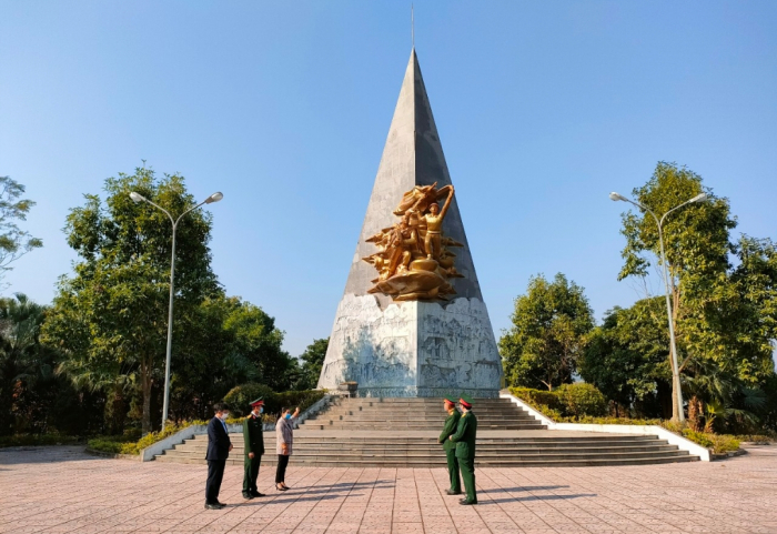 Tham quan Tượng đ&amp;agrave;i Chiến thắng Tu Vũ