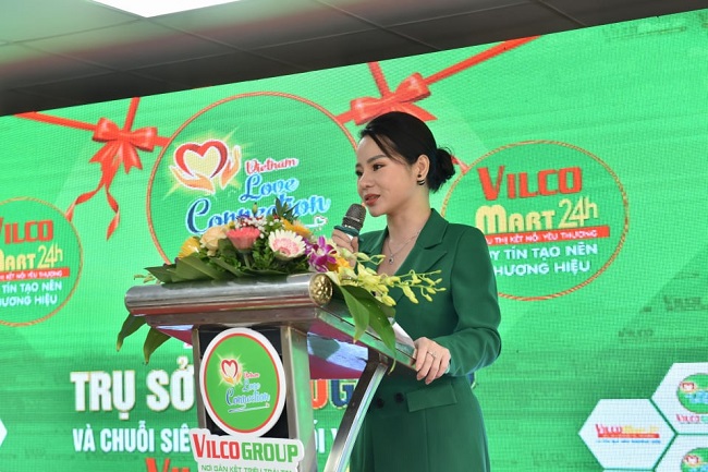 B&amp;agrave; Nguyễn Thị Nga - Đại sứ HTKNYT Việt Nam tại &amp;Uacute;c - TGĐ C&amp;ocirc;ng ty CP ph&amp;aacute;t triển quốc tế &amp;Uacute;c Việt ph&amp;aacute;t biểu khai mạc v&amp;agrave; giới thiệu về chuỗi si&amp;ecirc;u thị Vilco Mart24h