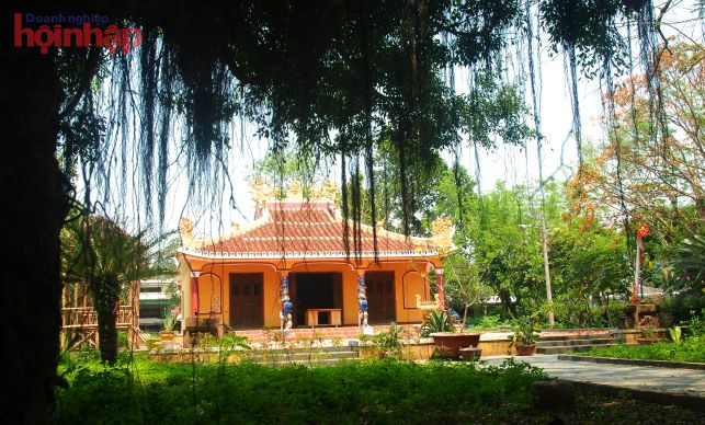 Đ&amp;igrave;nh l&amp;agrave;ng Hương Tr&amp;agrave; được người d&amp;acirc;n đ&amp;oacute;ng g&amp;oacute;p x&amp;acirc;y dựng c&amp;aacute;ch đ&amp;acirc;y tr&amp;ecirc;n 250 năm thờ những vị thần ho&amp;agrave;ng l&amp;agrave;ng v&amp;agrave; l&amp;agrave; nơi tụ nghĩa của nhiều phong tr&amp;agrave;o trong hai cuộc kh&amp;aacute;ng chiến chống ngọai x&amp;acirc;m của d&amp;acirc;n tộc.