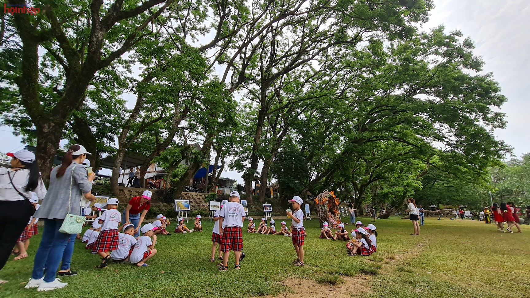 đặc  biệt lễ hội năm nay diễn ra đ&amp;uacute;ng v&amp;agrave;o dịp nghỉ lễ giỗ Tổ 10/3 n&amp;ecirc;n đ&amp;atilde; thu h&amp;uacute;t rất đ&amp;ocirc;ng du kh&amp;aacute;ch gần xa đến tham quan, du lịch trải nghiệm.