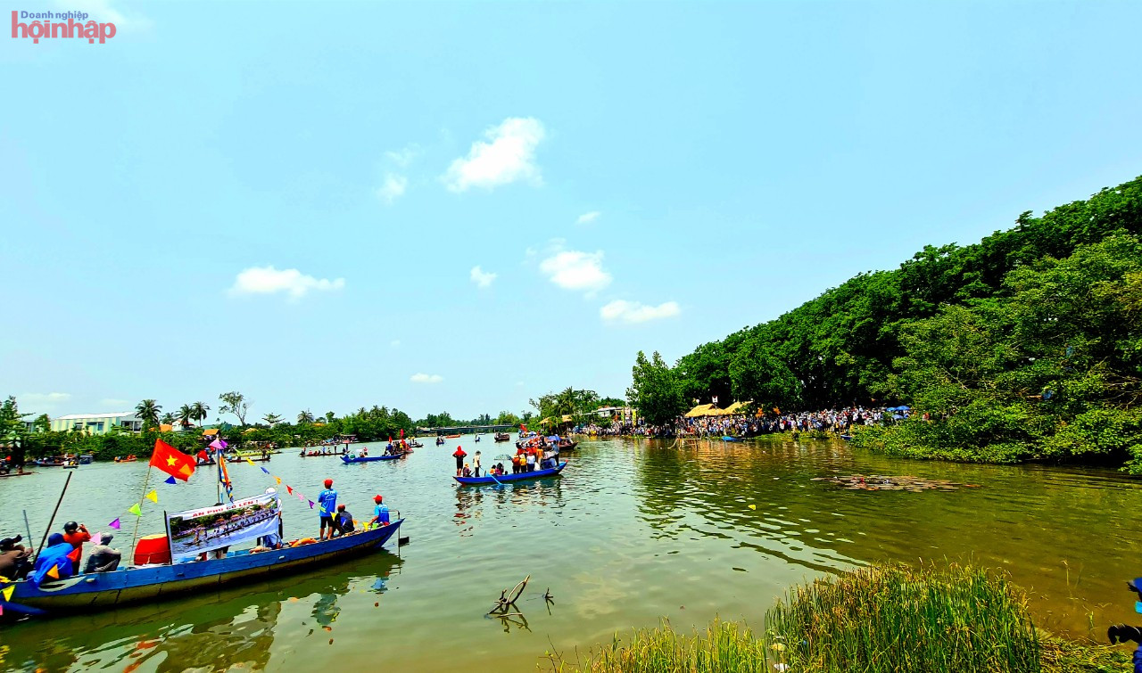 Đặc biệt tại Vườn Cừa, l&amp;agrave;ng sinh th&amp;aacute;i Hương Tr&amp;agrave;, phường H&amp;ograve;a Hương. c&amp;oacute; h&amp;agrave;ng sưa cổ thụ gần 300 năm tuổi,