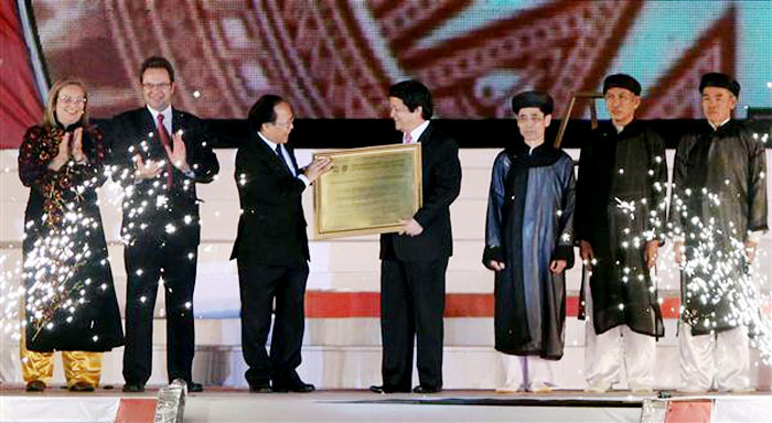 Bộ trưởng Bộ Văn h&amp;oacute;a, Thể thao v&amp;agrave; Du lịch Ho&amp;agrave;ng Tuấn Anh trao Bằng UNESCO c&amp;ocirc;ng nhận