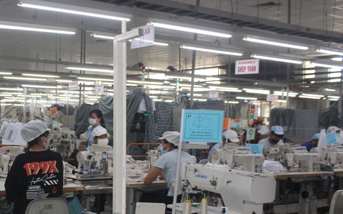 C&amp;ocirc;ng ty TNHH sản xuất h&amp;agrave;ng may mặc Esquel Việt Nam - H&amp;ograve;a B&amp;igrave;nh (KCN Lương Sơn) nỗ lực phục hồi sản xuất, đ&amp;oacute;ng g&amp;oacute;p t&amp;iacute;ch cực v&amp;agrave;o kim ngạch xuất khẩu của tỉnh.