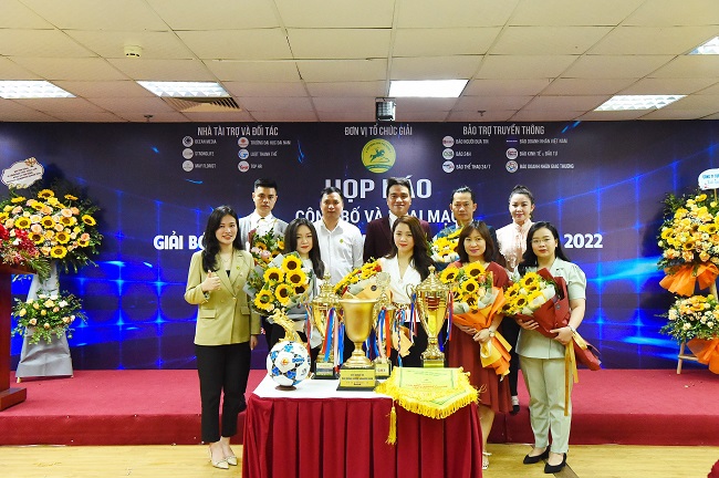 BTC giải b&amp;oacute;ng trao hoa đến c&amp;aacute;c đơn vị t&amp;agrave;i trợ đồng h&amp;agrave;nh c&amp;ugrave;ng Giải b&amp;oacute;ng đ&amp;aacute; Ph&amp;ugrave; Đổng SUPER LEAGUE - Lần thứ 5