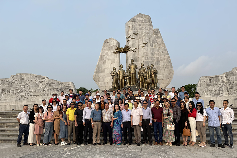 Đo&amp;agrave;n famtrip tham quan Quảng trường Hồ Ch&amp;iacute; Minh (TP. Đồng Hới)