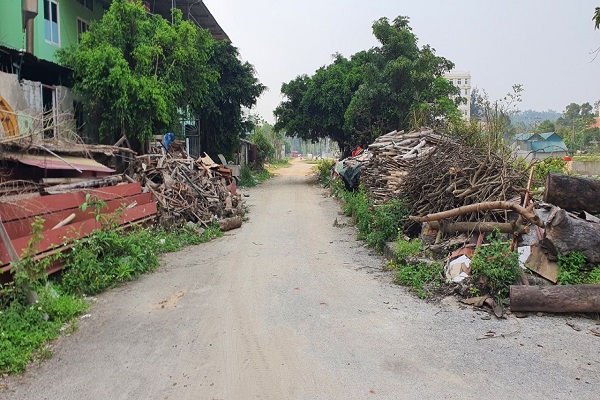 B&amp;atilde;i tập kết phế phẩm x&amp;acirc;y dựn v&amp;agrave; r&amp;aacute;c thải ng&amp;agrave;y sau kh&amp;aacute;ch sạn Cao Nguyễn