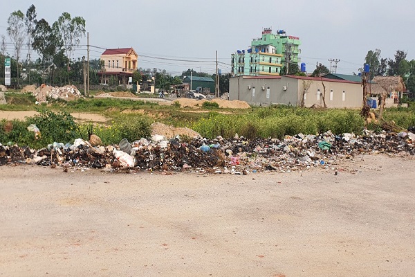R&amp;aacute;c thải sinh hoạt bủa vậy con đường g&amp;acirc;y mất mỹ quan khu du lịch v&amp;agrave; &amp;ocirc; nhiễm m&amp;ocirc;i trường