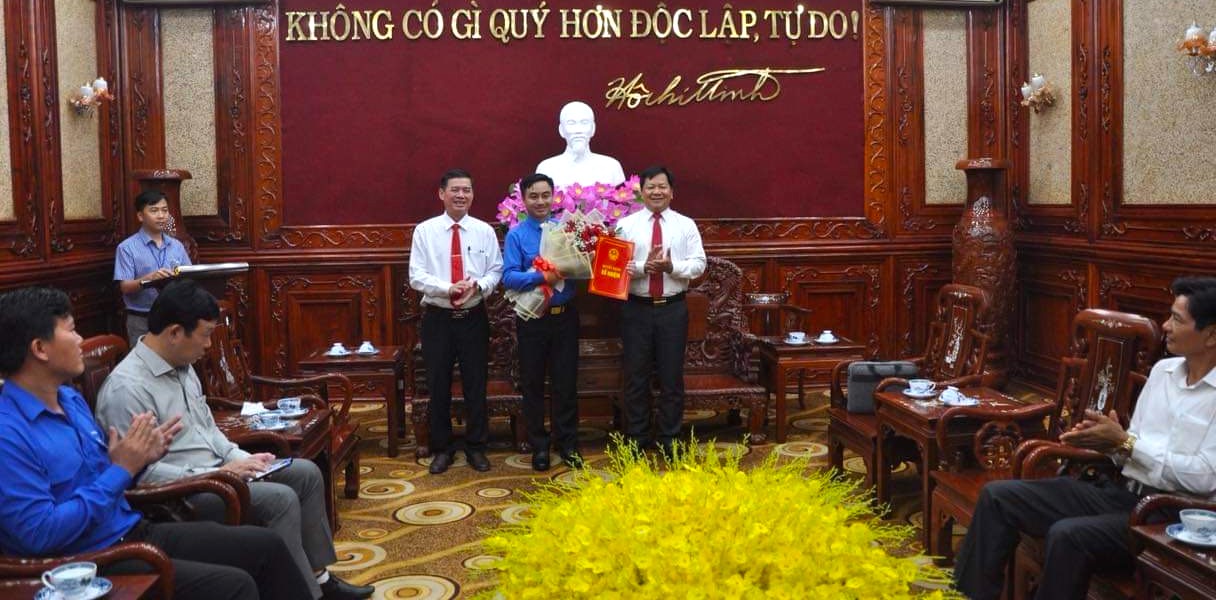 Ph&amp;oacute; Chủ tịch UBND tỉnh Trần Văn Mi (b&amp;ecirc;n phải) trao quyết định bổ nhiệm Gi&amp;aacute;m đốc Trung t&amp;acirc;m X&amp;uacute;c tiến đầu tư thương mại v&amp;agrave; du lịch tỉnh đối với anh Trần Quốc Duy
