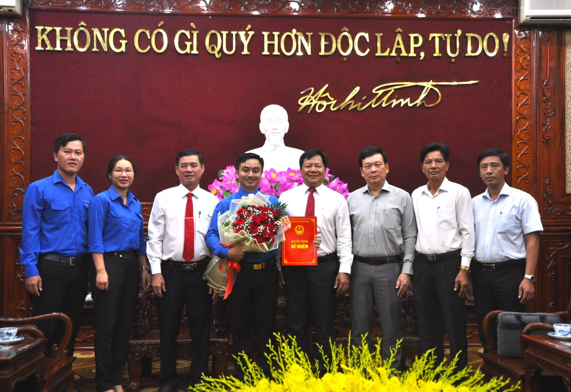 L&amp;atilde;nh đạo tỉnh v&amp;agrave; c&amp;aacute;c sở, ng&amp;agrave;nh, đơn vị tặng hoa ch&amp;uacute;c mừng v&amp;agrave; chụp h&amp;igrave;nh lưu niệm với t&amp;acirc;n Gi&amp;aacute;m đốc Trung t&amp;acirc;m X&amp;uacute;c tiến đầu tư, thương mại v&amp;agrave; du lịch tỉnh Trần Quốc Duy