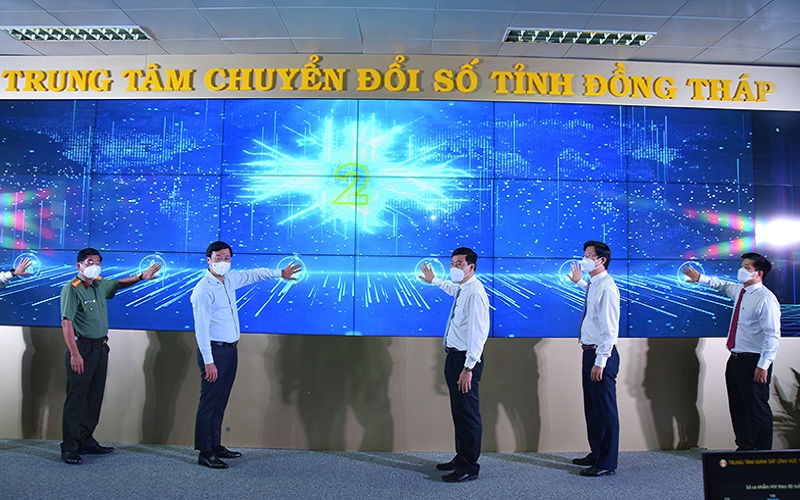 B&amp;iacute; thư Tỉnh ủy Đồng Th&amp;aacute;p L&amp;ecirc; Quốc Phong, Chủ tịch UBND tỉnh Phạm Thiện Nghĩa thực hiện nghi thức khai trương Trung t&amp;acirc;m Chuyển đổi số.
