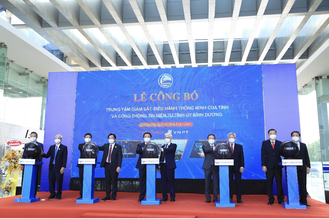 Đại diện Bộ Chính trị cùng lãnh đạo UBND tỉnh Bình Dương thực hiện nghi thức công bố Trung tâm giám sát, điều hành thông minh (IOC) tỉnh Bình Dương và Cổng thông tin điện tử Tỉnh uỷ Bình Dương. Đại diện Bộ Chính trị cùng lãnh đạo UBND tỉnh Bình Dương thực hiện nghi thức công bố Trung tâm giám sát, điều hành thông minh (IOC) tỉnh Bình Dương và Cổng thông tin điện tử Tỉnh uỷ Bình Dương.