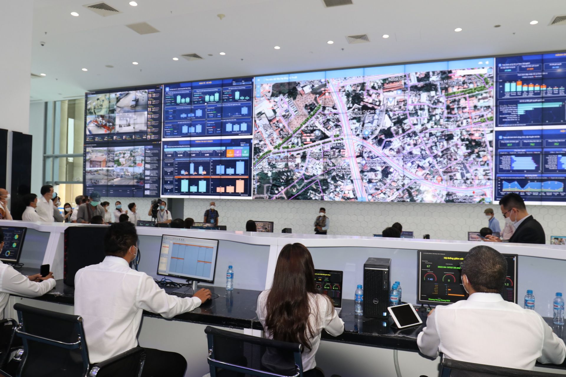 Bên trong Trung tâm giám sát, điều hành thông minh (IOC) tỉnh Bình Dương. Bên trong Trung tâm giám sát, điều hành thông minh (IOC) tỉnh Bình Dương.