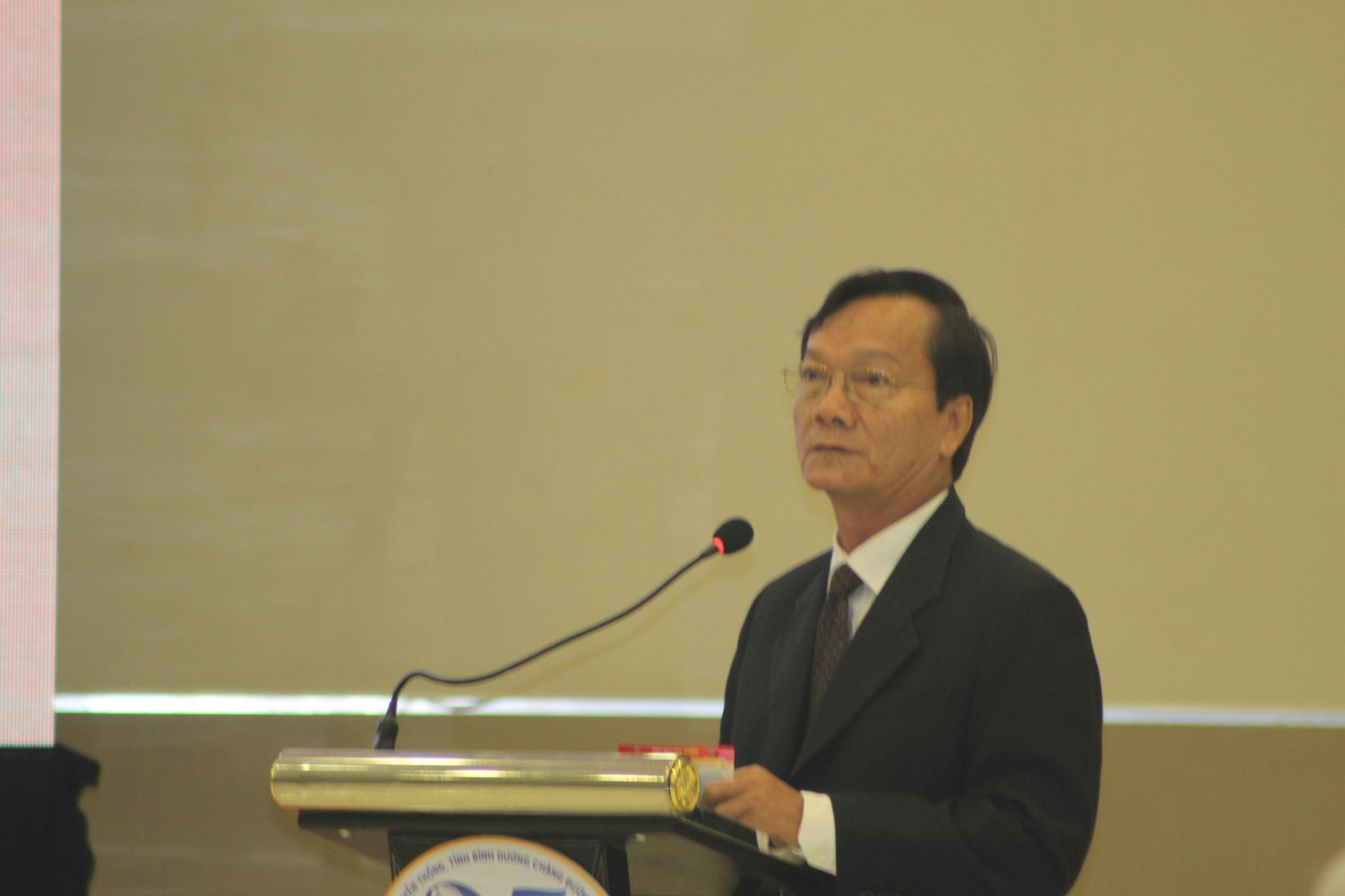 TS. Huỳnh Ngọc Đ&amp;aacute;ng, Chủ tịch Hội Khoa học Lịch sử tỉnh B&amp;igrave;nh Dương tr&amp;igrave;nh b&amp;agrave;y b&amp;agrave;i tham luận tại Hội thảo
