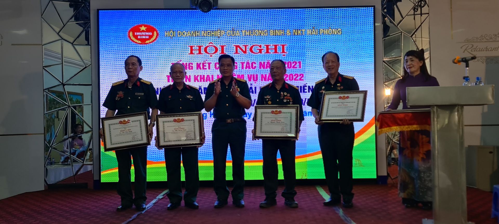 Đại diện Hiệp hội doanh nghiệp của Thương Binh v&amp;agrave; Người khuyết tật Việt Nam trao bằng khen cho tập thể c&amp;aacute; nh&amp;acirc;n xuất sắc năm 2021