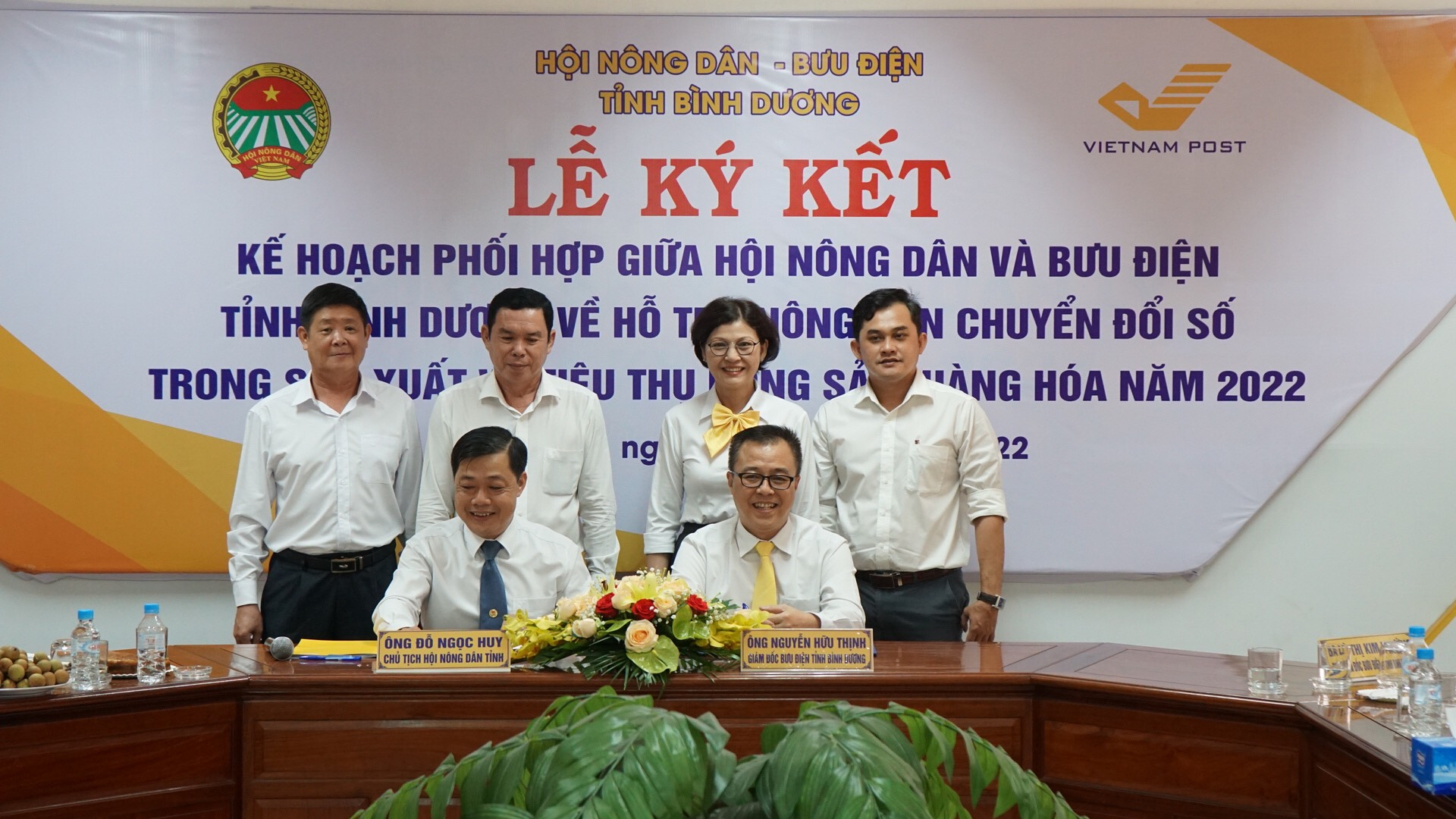 Lãnh đạo Hội Nông dân và Bưu Điện tỉnh ký kết Lãnh đạo Hội Nông dân và Bưu Điện tỉnh ký kết