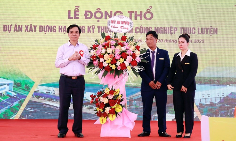 Ph&amp;oacute; Chủ tịch UBND tỉnh Ph&amp;uacute; Thọ- Nguyễn Thanh Hải tặng hoa ch&amp;uacute;c mừng C&amp;ocirc;ng ty TNHH thương mại sản xuất gỗ H&amp;ugrave;ng Mạnh - chủ đầu tư dự &amp;aacute;n