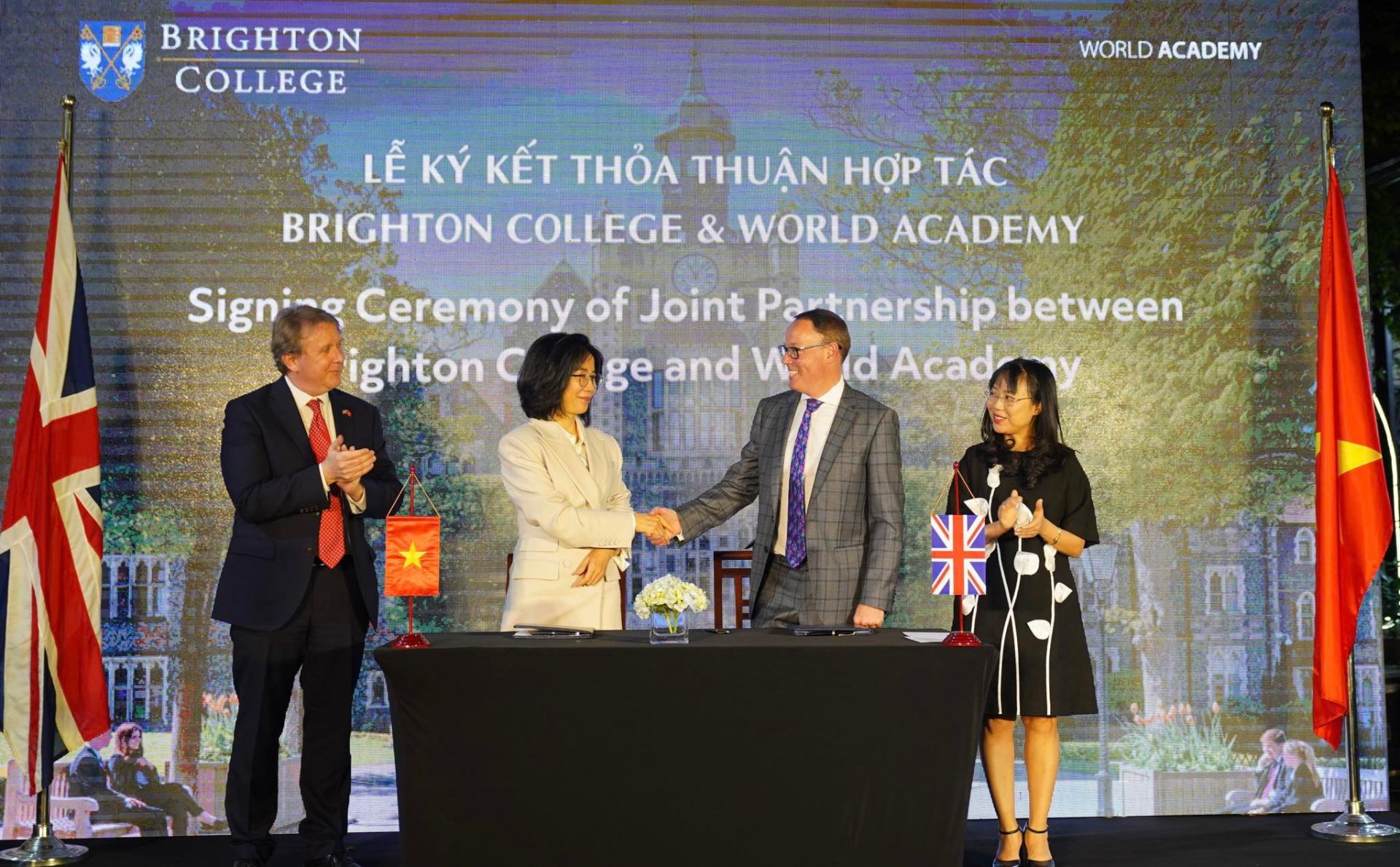 B&amp;agrave; Phan H&amp;agrave; Thủy - đại diện Tập đo&amp;agrave;n Vingroup k&amp;yacute; kết với &amp;ocirc;ng Richard Cairns - Hiệu trưởng Brighton College dưới sự chứng kiến của ng&amp;agrave;i Marcus Winsley - Ph&amp;oacute; Đại sứ Liện hiệp Vương Quốc Anh v&amp;agrave; Bắc Ai-len tại Việt Nam v&amp;agrave; b&amp;agrave; L&amp;ecirc; Mai Lan - Ph&amp;oacute; Chủ tịch HĐQT Tập đo&amp;agrave;n Vingroup.