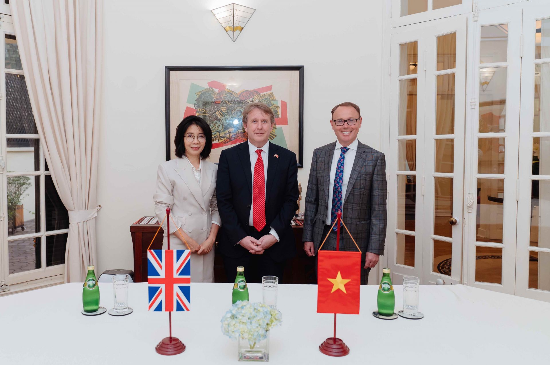 B&amp;agrave; Phan H&amp;agrave; Thủy - đại diện Tập đo&amp;agrave;n Vingroup chụp ảnh lưu niệm c&amp;ugrave;ng ng&amp;agrave;i Marcus Winsley - Ph&amp;oacute; Đại sứ Liện hiệp Vương Quốc Anh v&amp;agrave; Bắc Ai-len tại Việt Nam v&amp;agrave; &amp;ocirc;ng Richard Cairns - Hiệu trưởng Brighton College.