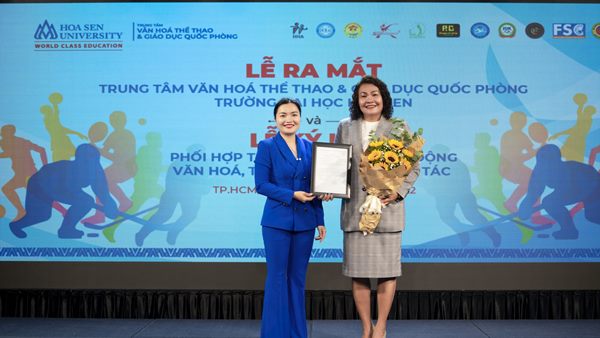 PGS.TS V&amp;otilde; Thị Ngọc Th&amp;uacute;y trao quyết định th&amp;agrave;nh lập Trung t&amp;acirc;m Văn h&amp;oacute;a thể thao v&amp;agrave; Gi&amp;aacute;o dục Quốc ph&amp;ograve;ng cho TS. Nguyễn Thị Hiền Thanh
