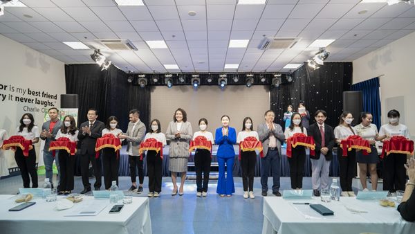 Nghi thức cắt băng của Lễ ra mắt Trung t&amp;acirc;m Văn h&amp;oacute;a Thể thao v&amp;agrave; gi&amp;aacute;o dục Quốc ph&amp;ograve;ng, Trường Đại học Hoa Sen