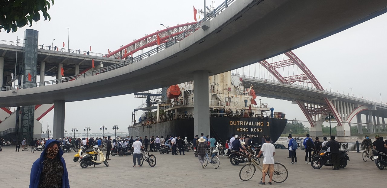 To&amp;agrave;n cảnh t&amp;agrave;u mắc kẹt