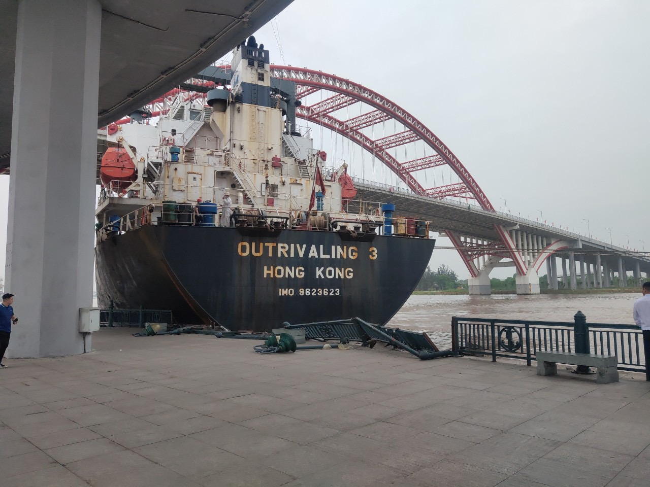 Lan can h&amp;agrave;nh lang s&amp;ocirc;ng