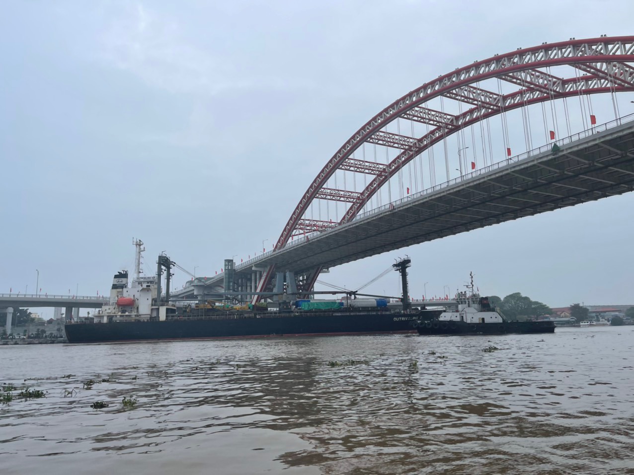 Theo l&amp;atilde;nh đạo của Tổng cty Bảo Đảm An To&amp;agrave;n H&amp;agrave;ng Hải Việt Nam th&amp;igrave; rất may t&amp;agrave;u chưa chạm đ&amp;aacute;y cầu