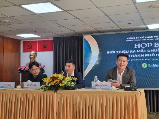 Ban l&amp;atilde;nh đạo C&amp;ocirc;ng ty CP Vua Miền Trung v&amp;agrave; C&amp;ocirc;ng ty TNHH Một th&amp;agrave;nh vi&amp;ecirc;n FuMart miền Nam chủ tr&amp;igrave; buổi họp b&amp;aacute;o. Ảnh: Mỹ Dung