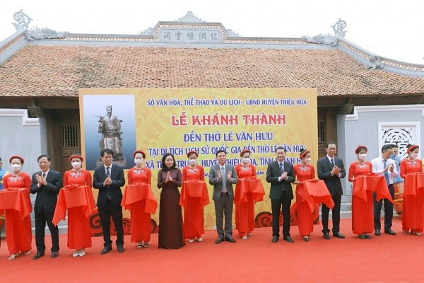 C&amp;aacute;c đại biểu dự cắt băng kh&amp;aacute;nh th&amp;agrave;nh Đền thờ Nh&amp;agrave; sử học L&amp;ecirc; Văn Hưu.