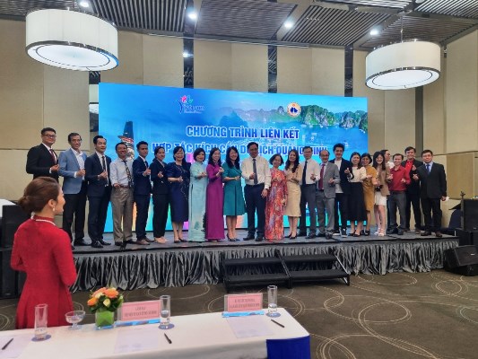 C&amp;aacute;c doanh nghiệp du lịch Quảng Ninh tham dự v&amp;agrave; giới thiệu c&amp;aacute;c chương tr&amp;igrave;nh du lịch tại hội nghị