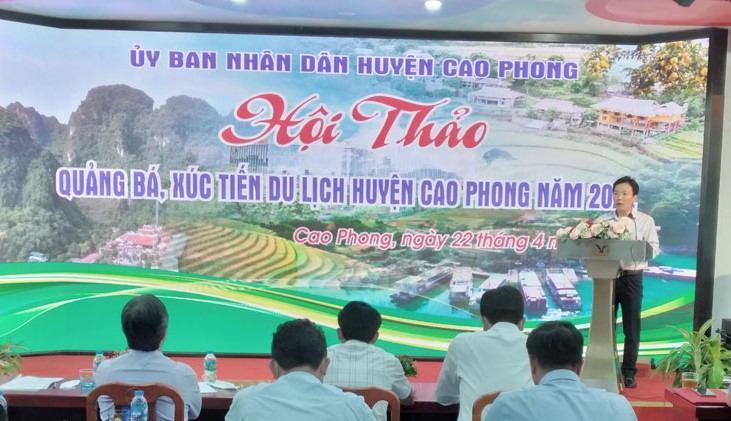 L&amp;atilde;nh đạo UBND huyện Cao Phong ph&amp;aacute;t biểu chủ tr&amp;igrave; phần tham luận tại hội thảo.
