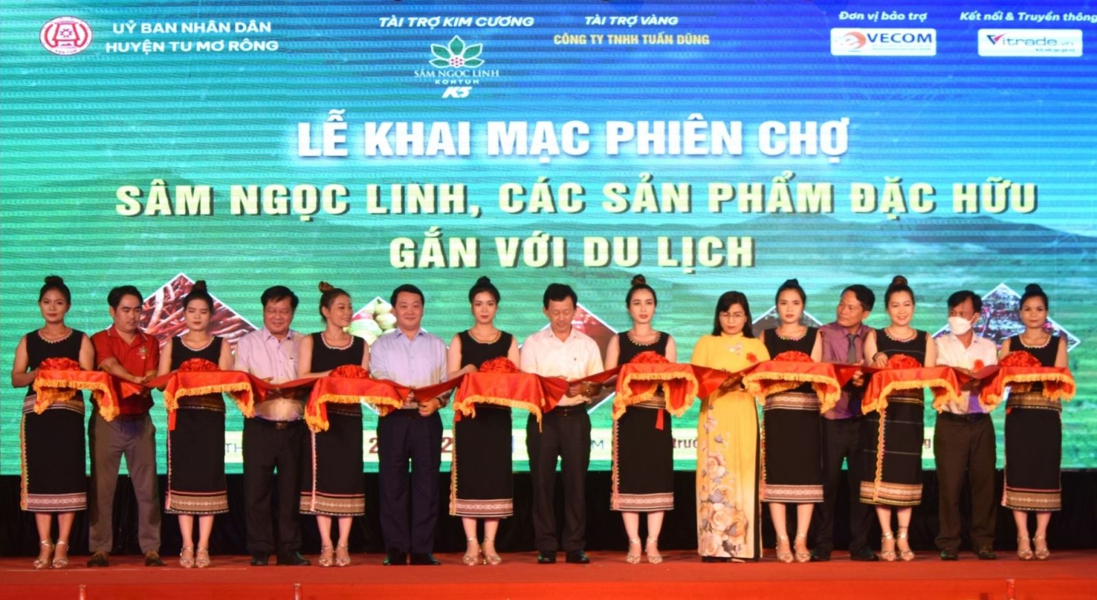 C&amp;aacute;c đại biểu cắt băng khai mạc phi&amp;ecirc;n chợ