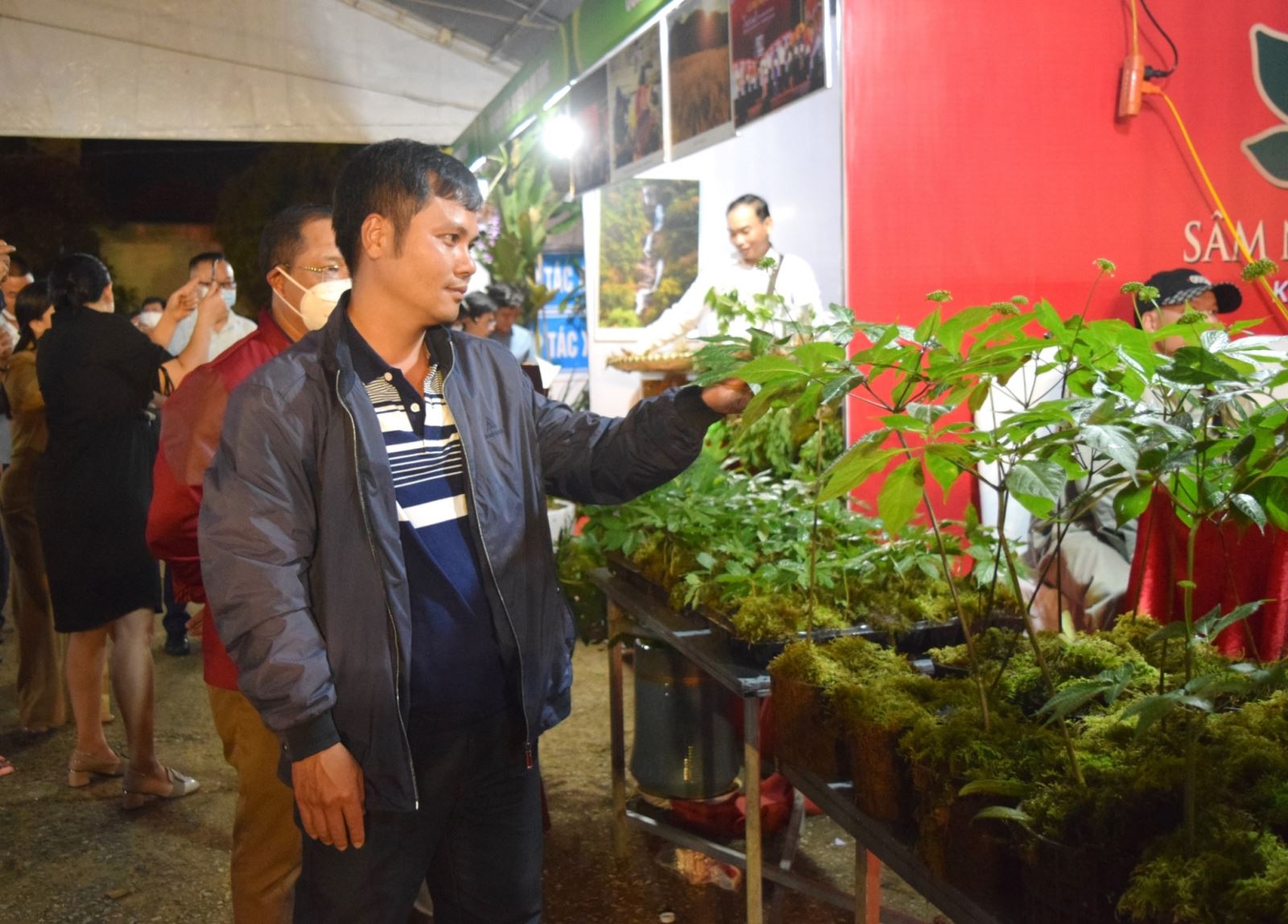 C&amp;aacute;c đại biểu, du kh&amp;aacute;ch v&amp;agrave; người d&amp;acirc;n tham quan c&amp;aacute;c gian trưng b&amp;agrave;y sản phẩm tại phi&amp;ecirc;n chợ