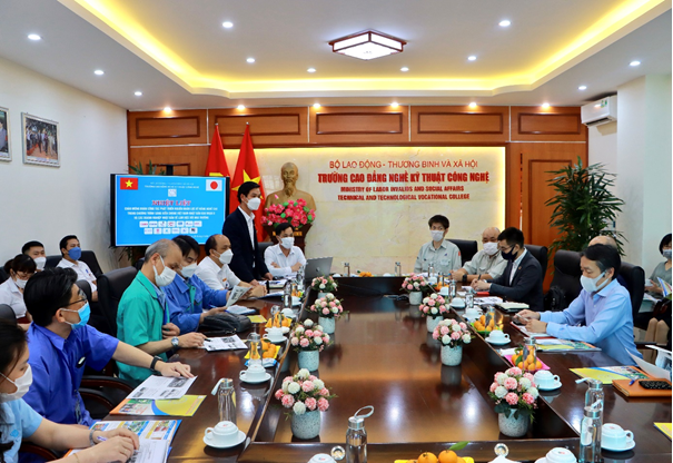 Thầy gi&amp;aacute;o Đặng An B&amp;igrave;nh-B&amp;iacute; thư Đảng ủy, Hiệu trưởng giới thiệu về Nh&amp;agrave; trường tại buổi l&amp;agrave;m việc với Đo&amp;agrave;n