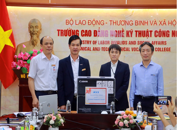 &amp;Ocirc;ng Masuoka c&amp;ugrave;ng đại diện CANON Vietnam tặng qu&amp;agrave; lưu niệm cho Nh&amp;agrave; trường