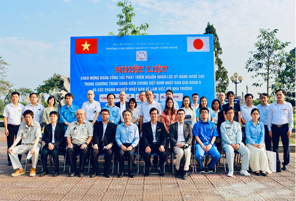 Đo&amp;agrave;n Doanh nghiệp của Nhật Bản chụp ảnh lưu niệm với Nh&amp;agrave; trường