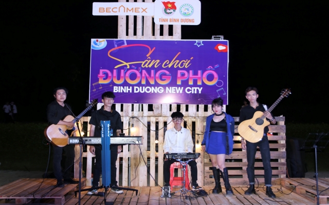 Nhiều ban nhạc tham gia với những tiết mục đặc sắc l&amp;agrave; điểm nhấn thu h&amp;uacute;t đ&amp;ocirc;ng đảo người xem
