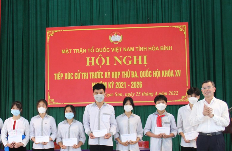 Đo&amp;agrave;n ĐBQH tỉnh H&amp;ograve;a B&amp;igrave;nh tặng qu&amp;agrave; cho c&amp;aacute;c học sinh ngh&amp;egrave;o vượt kh&amp;oacute; tr&amp;ecirc;n địa b&amp;agrave;n huyện Lạc Sơn.