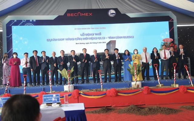 C&amp;aacute;c đại biểu thực hiện nghi thức động thổ dự &amp;aacute;n BOT N&amp;acirc;ng cấp, mở rộng QL13 - tỉnh B&amp;igrave;nh Dương