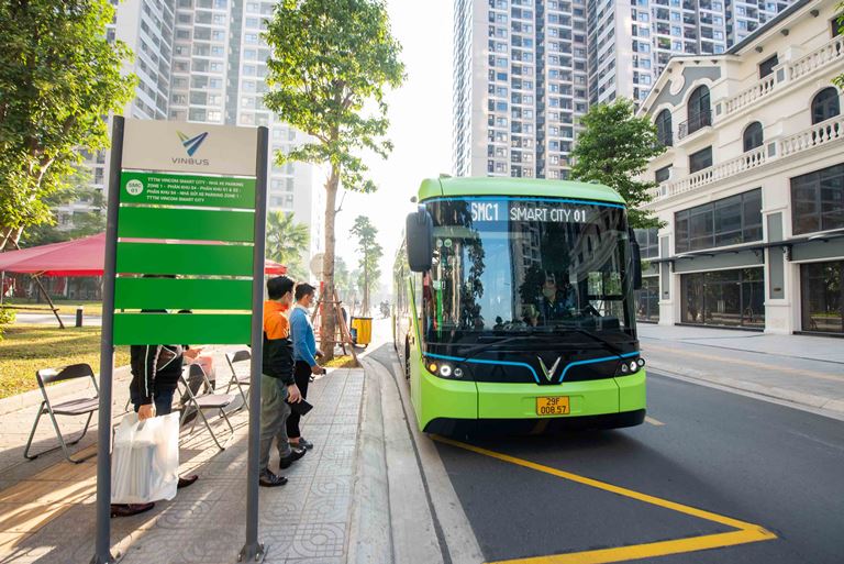 Ảnh      Sử dụng phương tiện th&amp;acirc;n thiện m&amp;ocirc;i trường VinBus để di chuyển nội khu hay đi v&amp;agrave;o trung t&amp;acirc;m H&amp;agrave; Nội đ&amp;atilde; trở th&amp;agrave;nh th&amp;oacute;i quen của cư d&amp;acirc;n Vinhomes Smart City