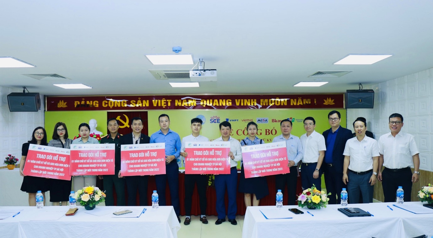 C&amp;aacute;c doanh nghiệp trao g&amp;oacute;i hỗ trợ đồng h&amp;agrave;nh với Th&amp;agrave;nh phố H&amp;agrave; Nội
